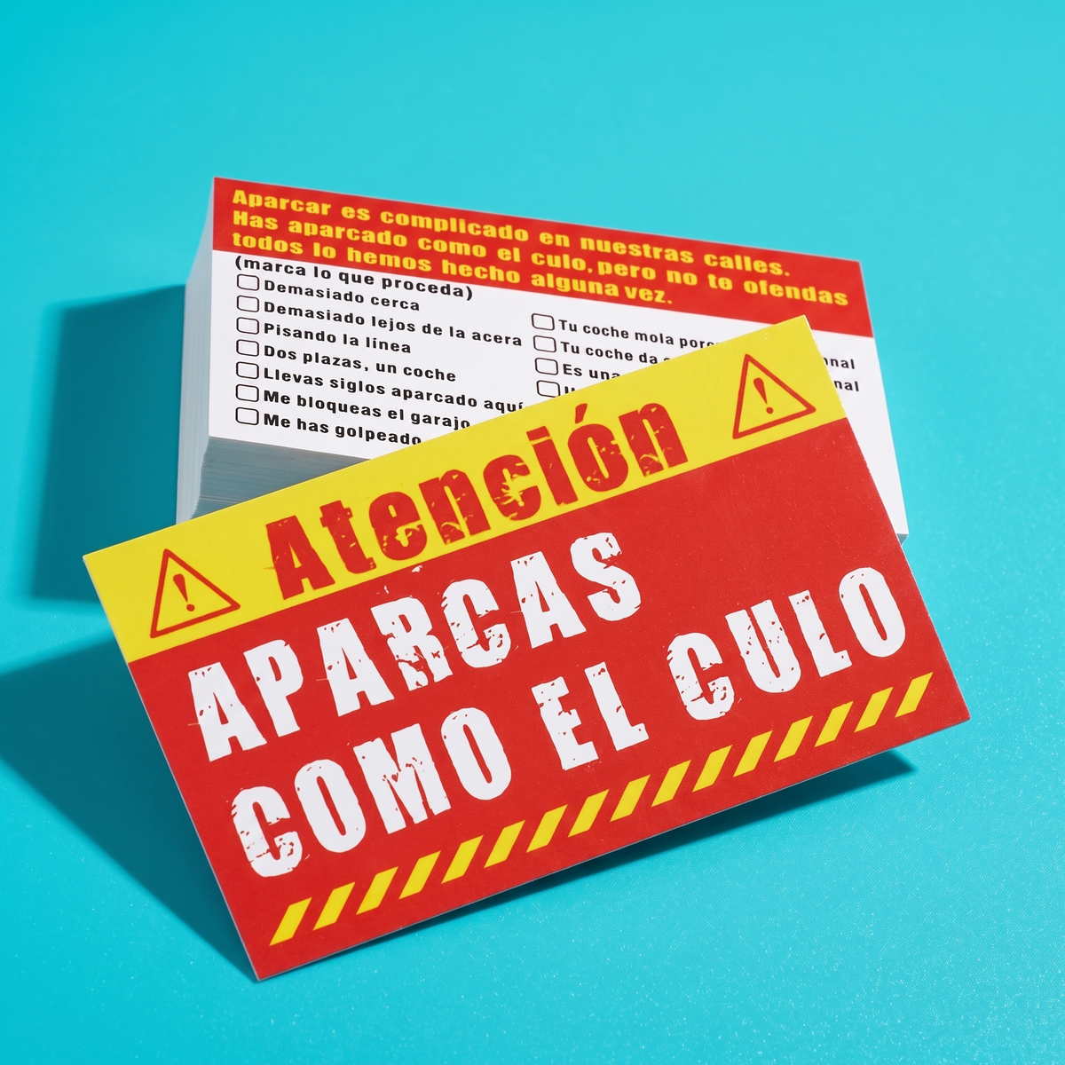 Tarjetas de multa de aparcamiento de broma en español, rojas y amarillas, sobre fondo cian