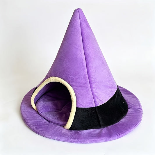 Cueva para gato con forma de sombrero de bruja, de felpa morada con entrada ribeteada en amarillo, sobre fondo blanco
