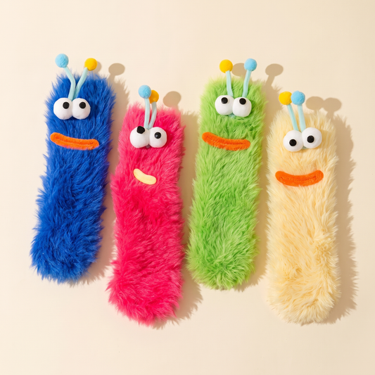 Cuatro calcetines peludos de monstruo con ojos saltones en azul, rosa, verde y amarillo