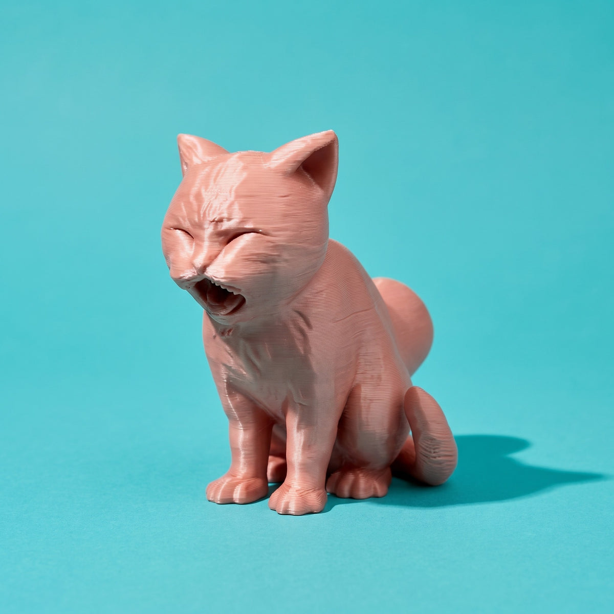 Tapón de pasta de dientes con forma de gato rosa con la boca abierta, sobre fondo cian